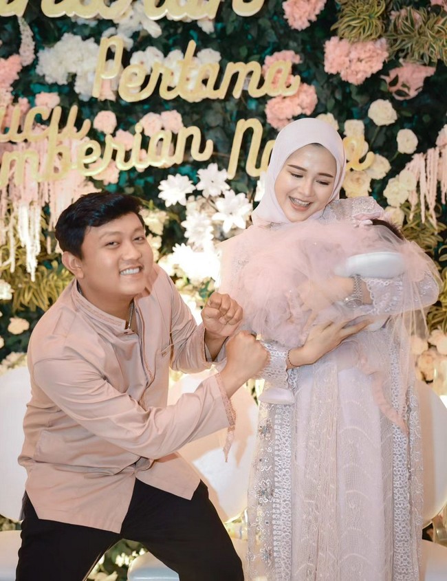 Denny Caknan pun memilih pakaian yang serasi, bernuansa beige-pink dipadu celana hitam. Foto: Instagram/@denny_caknan @bellabonita_r.a