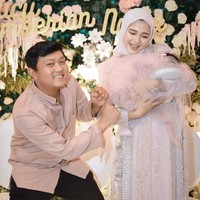 Denny Caknan pun memilih pakaian yang serasi, bernuansa beige-pink dipadu celana hitam. Foto: Instagram/@denny_caknan @bellabonita_r.a