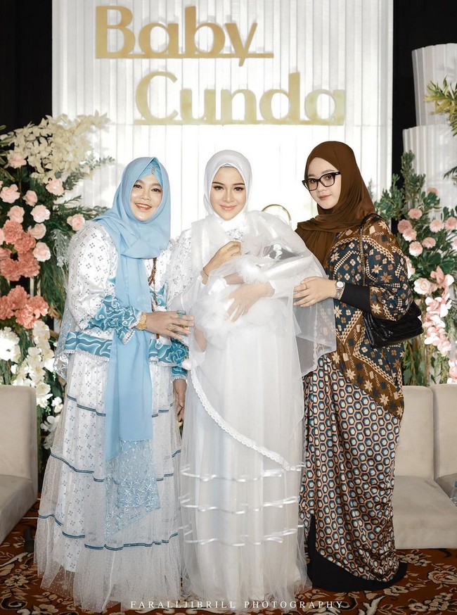 Acara berlanjut keesokan harinya dengan aqiqah untuk Sabil, yang digelar di Ngawi. Untuk acara tersebut, Bella Bonita kembali mengenakan hijab, kali ini berwarna putih. Foto: Instagram/@denny_caknan @bellabonita_r.a