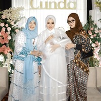 Acara berlanjut keesokan harinya dengan aqiqah untuk Sabil, yang digelar di Ngawi. Untuk acara tersebut, Bella Bonita kembali mengenakan hijab, kali ini berwarna putih. Foto: Instagram/@denny_caknan @bellabonita_r.a