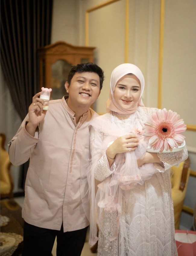 Denny Caknan dan Bella Bonita menggelar syukuran untuk anak mereka yang baru lahir, Sabil Maratungga Cundamani. Acara syukuran diadakan di Madiun, Jawa Timur. Foto: Instagram/@denny_caknan @bellabonita_r.a