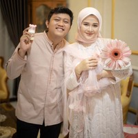 Denny Caknan dan Bella Bonita menggelar syukuran untuk anak mereka yang baru lahir, Sabil Maratungga Cundamani. Acara syukuran diadakan di Madiun, Jawa Timur. Foto: Instagram/@denny_caknan @bellabonita_r.a