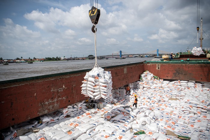 Buruh pelabuhan membongkar beras impor asal Thailand dari kapal kargo di Pelabuhan Boom Baru, Palembang, Sumatera Selatan, Jumat (1/32024). Perum Bulog Kantor Wilayah Sumatera Selatan-Bangka Belitung mendapatkan pasokan beras impor sebanyak 42.000 ton beras dari Thailand, Vietnam, Myanmar yang akan didistribusikan ke dua provinsi yaitu Sumatera Selatan dan Kepulauan Bangka Belitung sebagai cadangan beras pemerintah untuk menjamin ketersediaan dan stabilitas harga.  ANTARA FOTO/Nova Wahyudi/rwa.