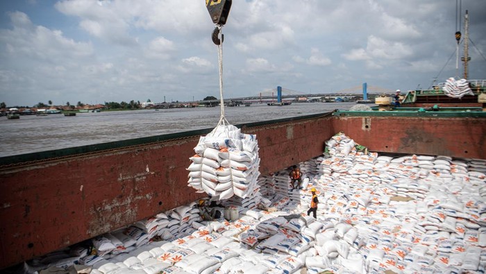Beras impor tiba di Palembang Buruh pelabuhan membongkar beras impor asal Thailand dari kapal kargo di Pelabuhan Boom Baru, Palembang, Sumatera Selatan, Jumat (1/32024). Perum Bulog Kantor Wilayah Sumatera Selatan-Bangka Belitung mendapatkan pasokan beras impor sebanyak 42.000 ton beras dari Thailand, Vietnam, Myanmar yang akan didistribusikan ke dua provinsi yaitu Sumatera Selatan dan Kepulauan Bangka Belitung sebagai cadangan beras pemerintah untuk menjamin ketersediaan dan stabilitas harga. ANTARA FOTO/Nova Wahyudi/rwa.