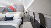 Berdasarkan laporan Business Insider, diketahui harga baru pesawat Boeing BBJ MAX 7 berada di kisaran USD 100 juta atau sekitar Rp 1,5 triliun (kurs Rp 15.000). Tempat tidur di dalam pesawat.