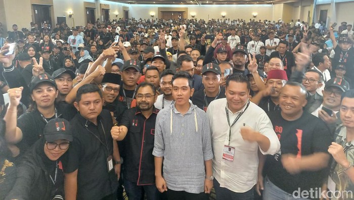 Cawapres nomor urut 02 Gibran Rakabuming Raka,menghadiri acara konsolidasi relawan Bolone Mase di Hotel Sunan, Kota Solo, Jumat (1/3/2024).