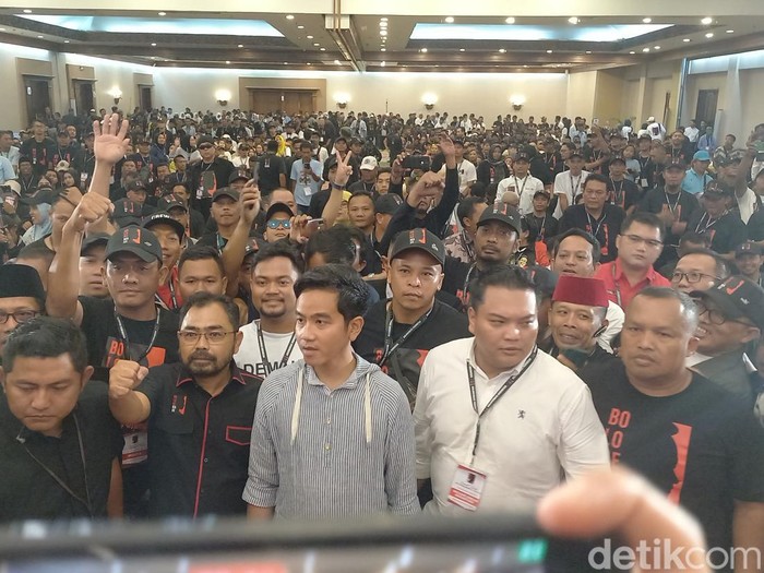 Cawapres nomor urut 02 Gibran Rakabuming Raka,menghadiri acara konsolidasi relawan Bolone Mase di Hotel Sunan, Kota Solo, Jumat (1/3/2024).