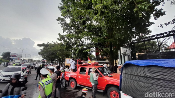 Demo di depan Kantor DPRD Sulsel, Makassar.