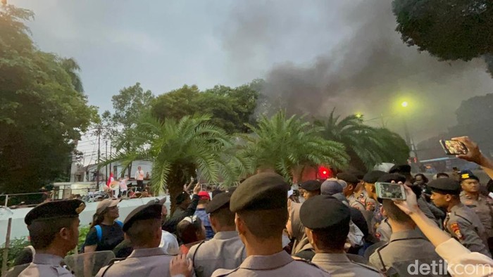 Demo di KPU pada.1 Maret 2024