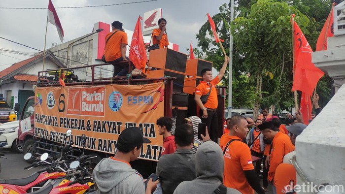 Demo Partai Buruh di KPU Surabaya saat rekapitulasi suara tingkat kabupaten.
