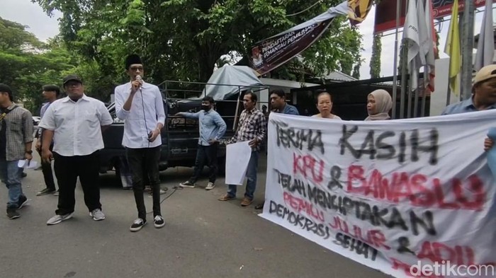 Demo ucapan terima kasih di Kantor KPU Jatim, di Surabaya.