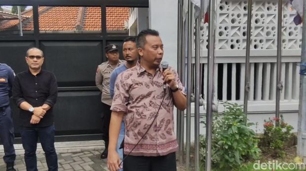 Demo ucapan terima kasih di Kantor KPU Jatim, di Surabaya.