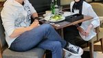 Potret Keakraban Dude Harlino saat Makan Bareng Keluarga