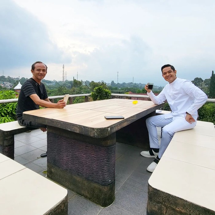 Potret Keakraban Dude Harlino saat Makan Bareng Keluarga