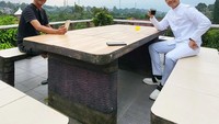 Dude Harlino memang dikenal sebagai sosok dan ayah yang baik untuk keluarga. Ia selalu mengajak keluarganya untuk makan bersama. Foto: Instagram @dude2harlino