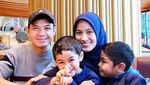 Potret Keakraban Dude Harlino saat Makan Bareng Keluarga