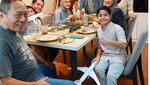 Potret Keakraban Dude Harlino saat Makan Bareng Keluarga