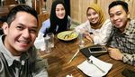 Potret Keakraban Dude Harlino saat Makan Bareng Keluarga