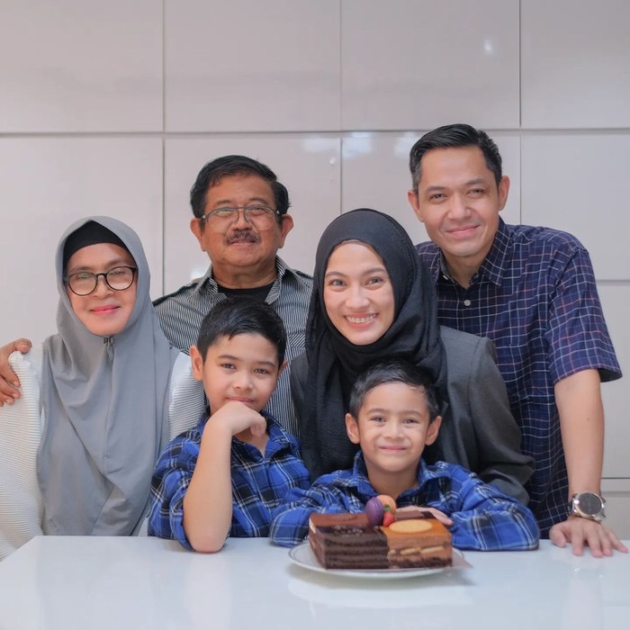 Potret Keakraban Dude Harlino saat Makan Bareng Keluarga