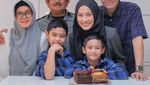 Potret Keakraban Dude Harlino saat Makan Bareng Keluarga