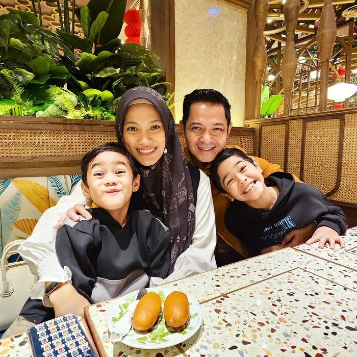 Potret Keakraban Dude Harlino saat Makan Bareng Keluarga