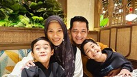 Seperti yang terlihat pada momen ini. Dude Harlino dan Alyssa Soebandono mengajak dua putranya untuk makan di restoran. Foto: Instagram @dude2harlino