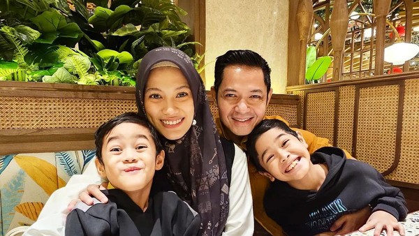 Potret Keakraban Dude Harlino saat Makan Bareng Keluarga