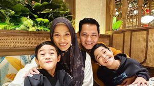 Potret Keakraban Dude Harlino saat Makan Bareng Keluarga