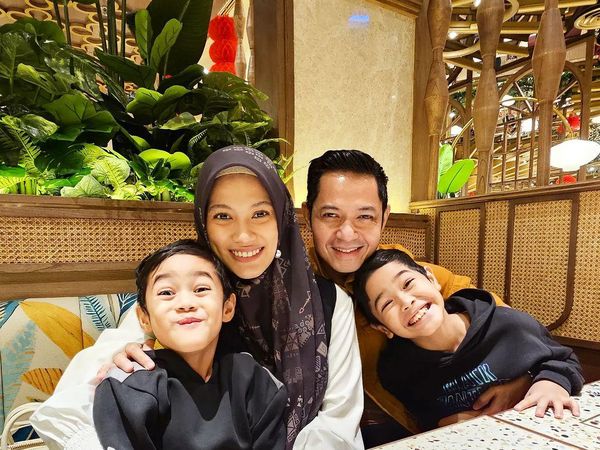 Potret Keakraban Dude Harlino saat Makan Bareng Keluarga