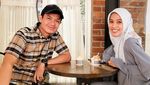 Potret Keakraban Dude Harlino saat Makan Bareng Keluarga