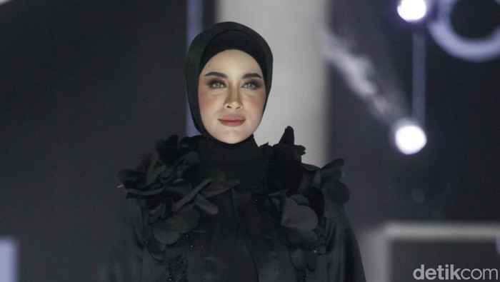 Sejumlah selebriti memperagakan busana pada peragaan busana bertajuk The FirSSt Gala of Shella Saukia di The Ritz Carlton Pacific Place, Jakarta, Kamis (29/2/2024). Shella Saukia menggelar peragaan busana bertajuk The FirSSt Gala of Shella Saukia untuk merayakan 1 dekade dirinya berkarya.