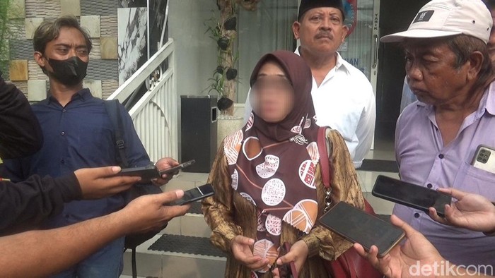 EW, ibu siswa anak polisi Jombang yang mengalami kerusakan saraf retina akibat terhantam pecahan gagang sapu.