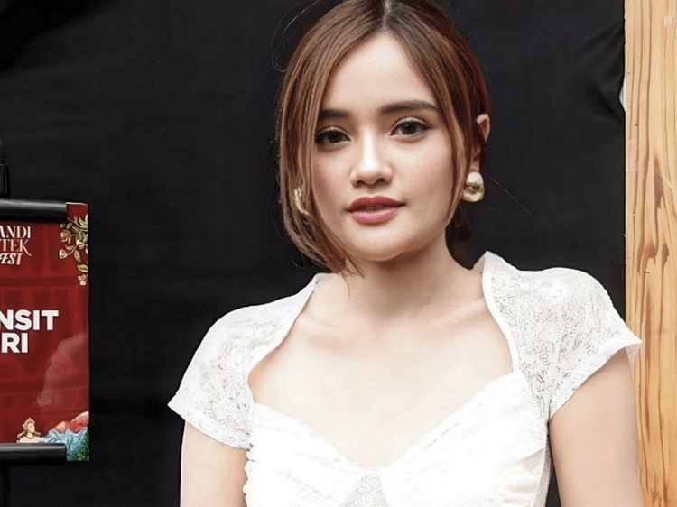 8 Pesona Fanny Soegiarto yang Mendadak Keluar Sebagai Vokalis Soegi Bornean