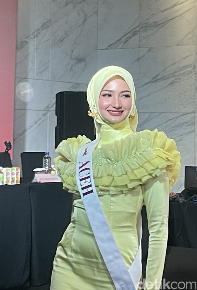 Ke-24 finalis Puteri Indonesia 2024 mengenalkan diri dalam preskon di di Hotel Westin, Jakarta Selatan, Kamis, (29/2/2024). Foto: Rahmi Anjani/Wolipop