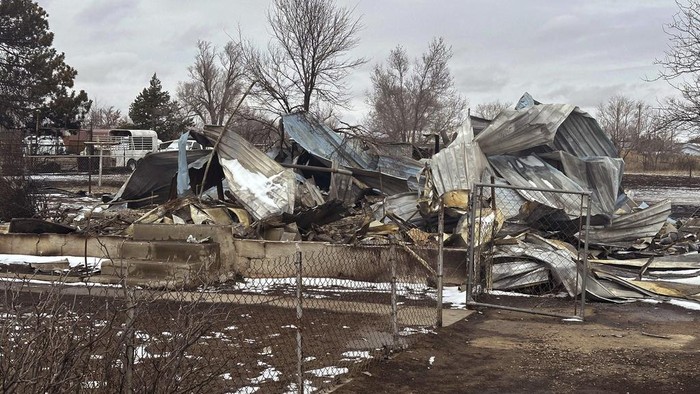 Foto Udara Dampak Kerusakan Akibat Kebakaran Hutan di Texas Snow covers a home that was destroyed by the Smokehouse Creek fire in Stinnett, Texas on Thursday, Feb. 29, 2024. The wildfire spreading across the Texas Panhandle became the largest in state history Thursday, as a dusting of snow covered scorched grassland, dead cattle and burned out homes and gave firefighters a brief window of relief in desperate efforts to corral the blaze.(AP Photo/Ty O'Neil)