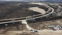 Seperti dilansir AFP, Jumat (1/3/2024), Dinas Kehutanan Texas A&M melaporkan bahwa enam kebakaran besar, yang dipicu oleh suhu panas saat musim dingin dan angun kencang, masih berkobar secara aktif. Lima kebakaran di antaranya dilaporkan menghanguskan area utara Texas, atau yang disebut Texas panhandle. AP/David Erickson