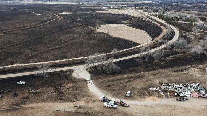 Foto Udara Dampak Kerusakan Akibat Kebakaran Hutan di Texas Aud the Dinosaur still stands after the Smokehouse Creek fire, on Thursday, Feb. 29, 2024, in Canadian, Texas. (AP Photo/David Erickson)