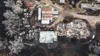 Kebakaran terbesar, yang disebut Smokehouse Creek Fire, mulai berkobar sejak Senin (26/2) waktu setempat. Menurut dinas kehutanan setempat, kebakaran hutan itu meluas hingga mencapai rekor 435.000 hektare, dan baru berhasil dipadamkan sebesar tiga persennya saja. AP/David Erickson