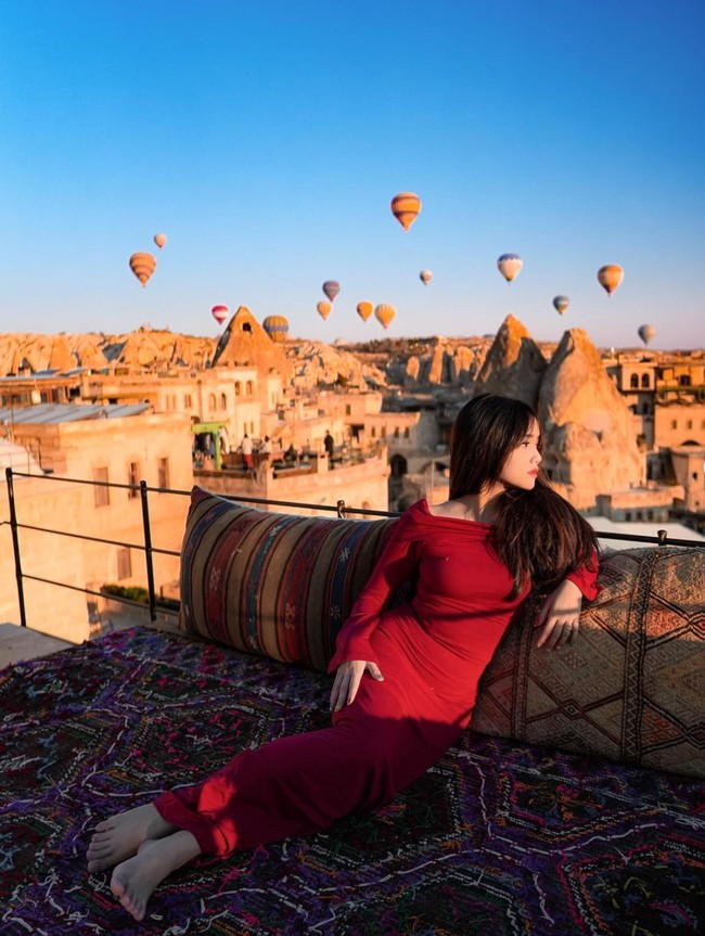 Mengenakan dress merah panjang model sabrina, Fuji tampil begitu menawan. Gayanya pun banjir pujian dari para netizen, tak sedikit yang menyebut adik mendiang Bibi Ardiansyah itu terlihat sangat cantik. “Cantik bangeeetttt gilaaaakkkk mb ayu,” komentar salah seorang netizen. Foto: Instagram/@fuji_an