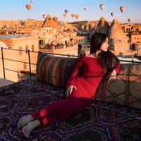 Mengenakan dress merah panjang model sabrina, Fuji tampil begitu menawan. Gayanya pun banjir pujian dari para netizen, tak sedikit yang menyebut adik mendiang Bibi Ardiansyah itu terlihat sangat cantik. “Cantik bangeeetttt gilaaaakkkk mb ayu,” komentar salah seorang netizen. Foto: Instagram/@fuji_an