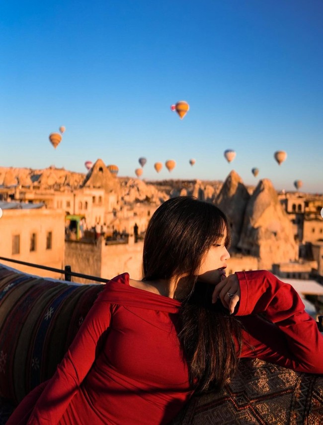 Fuji berpose dengan latar belakang pemandangan bangunan-bangunan di Cappadocia dan balon-balon udara. Foto: Instagram/@fuji_an