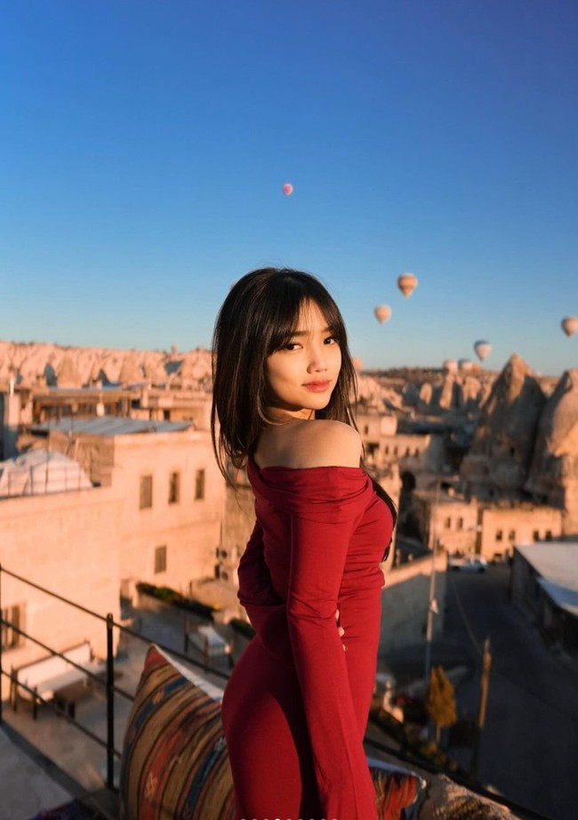 Seperti biasa, Fuji tampil natural dengan mengenakan makeup minimalis. Rambut panjangnya pun hanya dibiarkan terurai. Foto: Instagram/@fuji_an