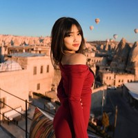 Seperti biasa, Fuji tampil natural dengan mengenakan makeup minimalis. Rambut panjangnya pun hanya dibiarkan terurai. Foto: Instagram/@fuji_an