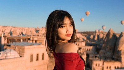 8 Gaya Pemotretan Fuji di Cappadocia, Menawan Dengan Dress Merah Sabrina