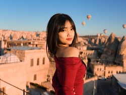 8 Gaya Pemotretan Fuji di Cappadocia, Menawan Dengan Dress Merah Sabrina