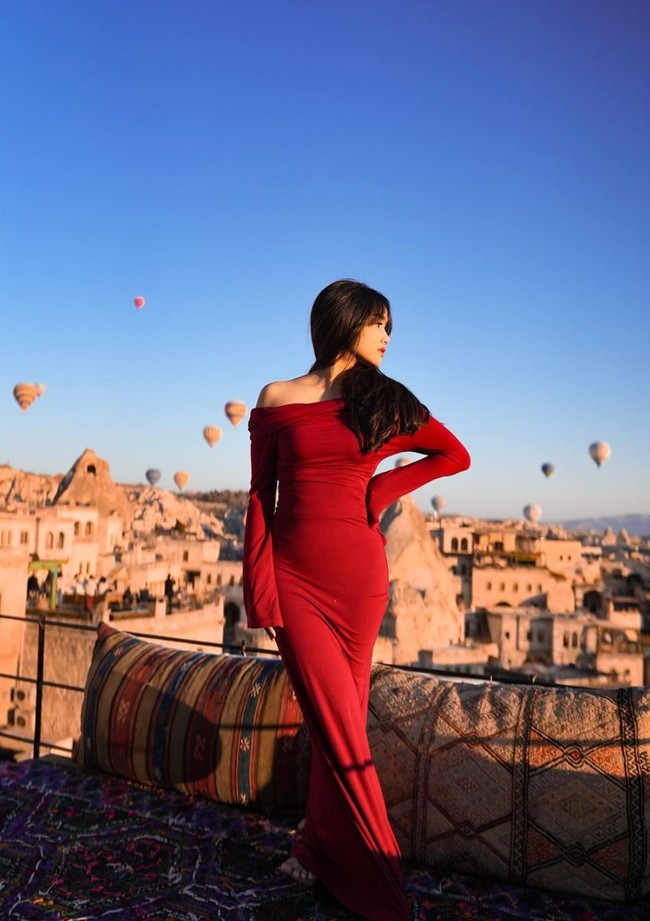 Dress bodycon yang dikenakannya itu tampak membuat lekuk tubuh Fuji terlihat jelas. Berpose tolak pinggang penampilan Fuji sukses bikin terpana. Foto: Instagram/@fuji_an