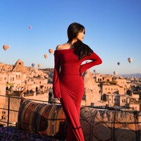 Dress bodycon yang dikenakannya itu tampak membuat lekuk tubuh Fuji terlihat jelas. Berpose tolak pinggang penampilan Fuji sukses bikin terpana. Foto: Instagram/@fuji_an