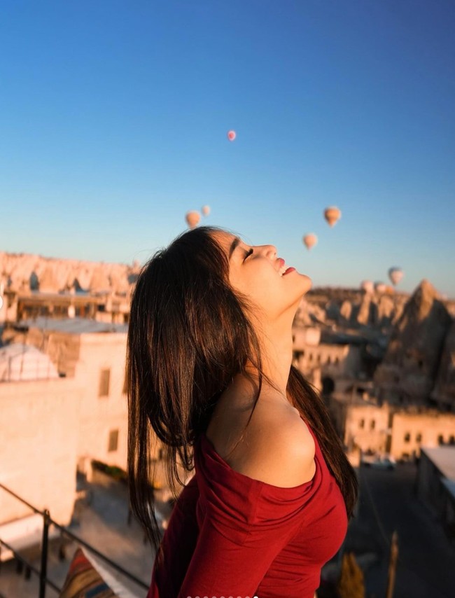 Wanita yang akrab disapa Uti itu tampak begitu menikmati liburannya selama di Turki. Dalam unggahan sebelumnya Fuji sempat mengatakan jika kepergiannya ke Turki itu tak hanya untuk sekedar liburan, melainkan juga untuk bekerja. Foto: Instagram/@fuji_an