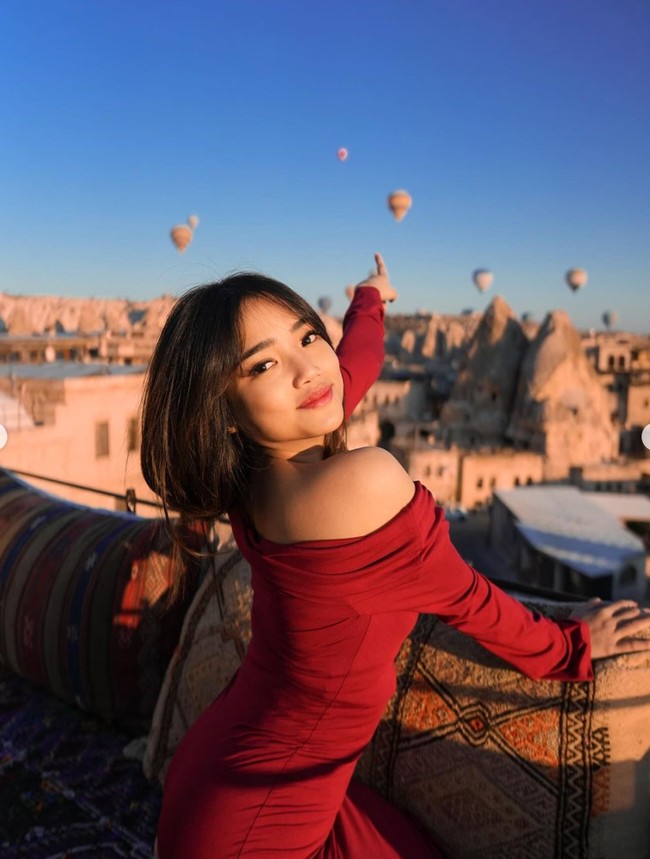 Berparas cantik dan memiliki gaya stylish, tak heran jika Fuji banyak diidolakan. Riasan wajahnya pun selalu terlihat natural dan tak berlebihan. Foto: Instagram/@fuji_an