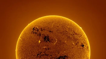 Eduardo Schaberger Poupeau, astrofotografer berusia 50 tahun, memotret pemandangan menakjubkan yang menunjukkan gas yang menyala-nyala keluar dari permukaan Matahari. Foto: Eduardo Schaberger Poupeau via The Sun